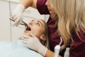 Tooth extraction procedure by dentist in Hawthorn Woods, IL with focus on pain management